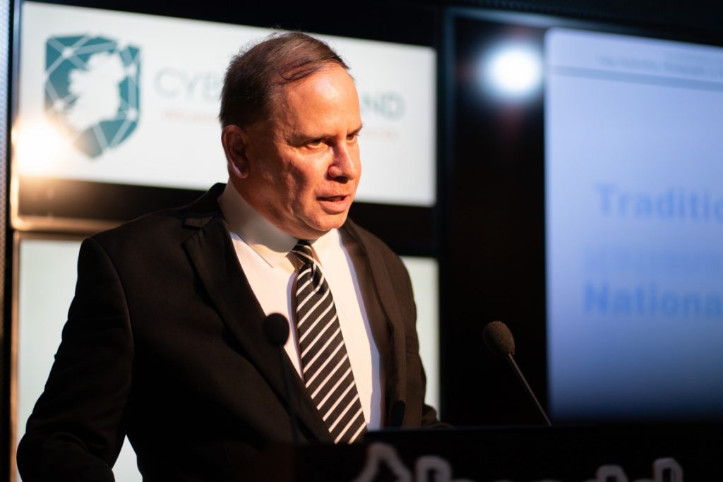 מרצה מדבר על פיתוח עסקי באירלנד